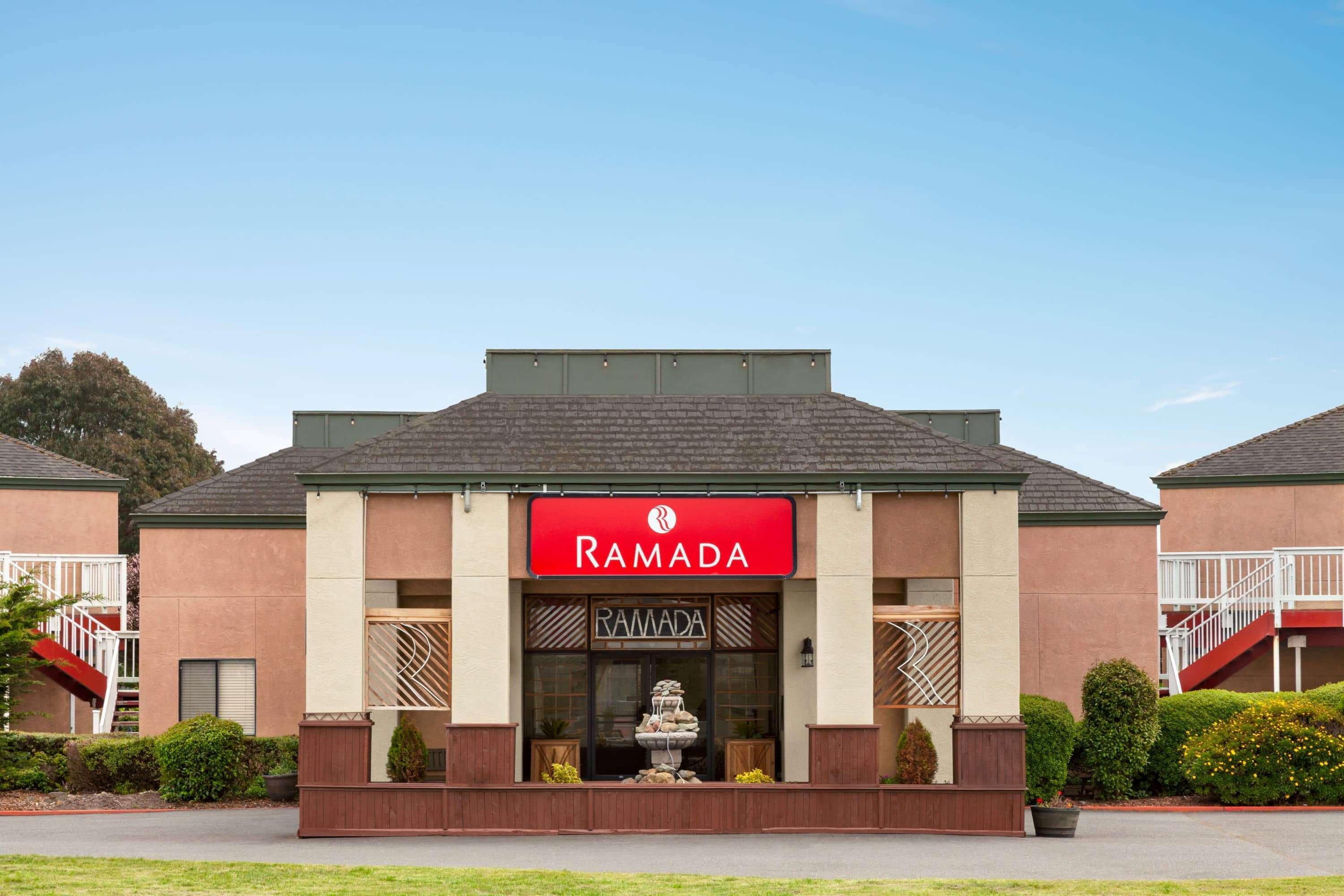 Отель Ramada By Wyndham Арката Экстерьер фото